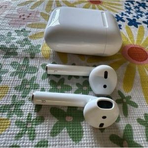 Apple AirPods 2nd Gen.